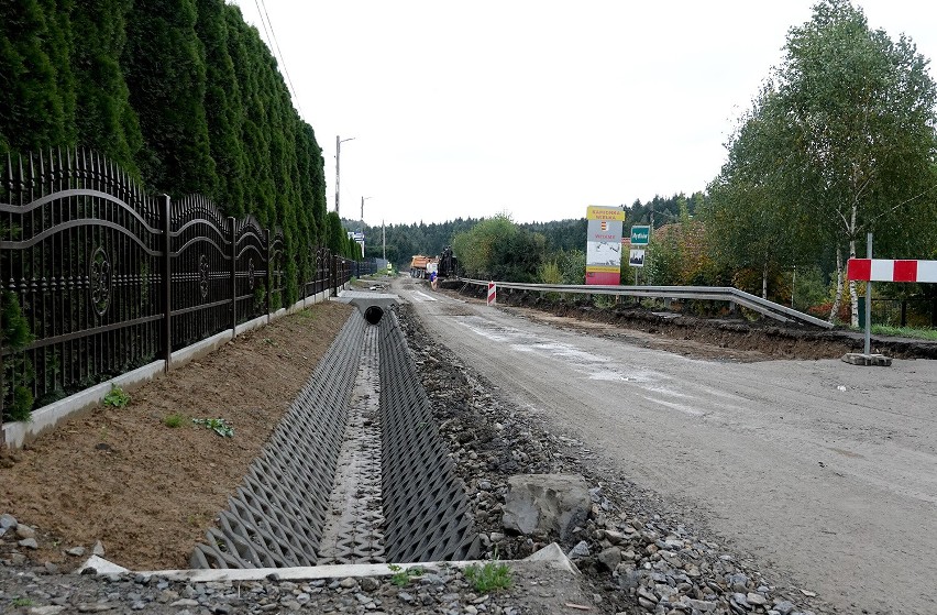 Sądecczyzna. Powiat Nowosądecki inwestycje w remonty dróg w regionie. Wydaje na ten cel miliony złotych. Zobacz zdjęcia