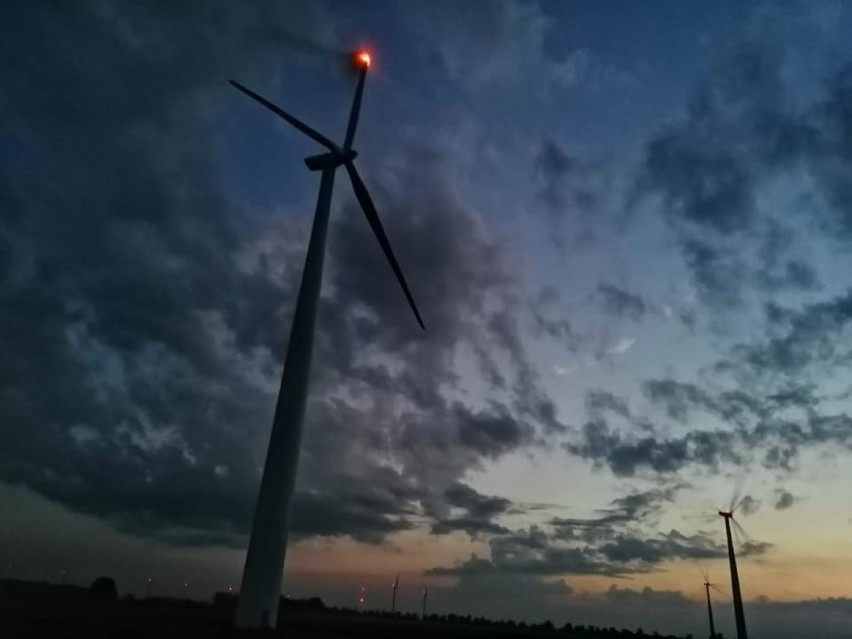 Gmina Krobia. Pożar wiatraka w miejscowości Ciołkowo. Straty wyniosły milion złotych [ZDJĘCIA I WIDEO] 