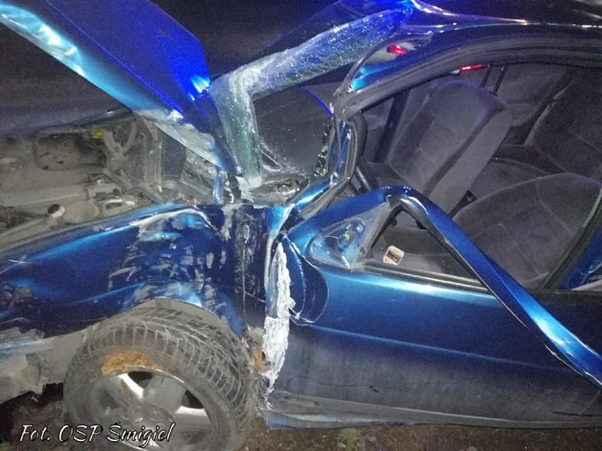 Wypadek na trasie Śmigiel-Morownica. 36-latek uderzył w drzewo ZDJĘCIA