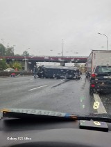 Wypadek na A4. Dachował bus. Jedna osoba w szpitalu. Zablokowany był pas z Katowic w kierunku Wrocławia