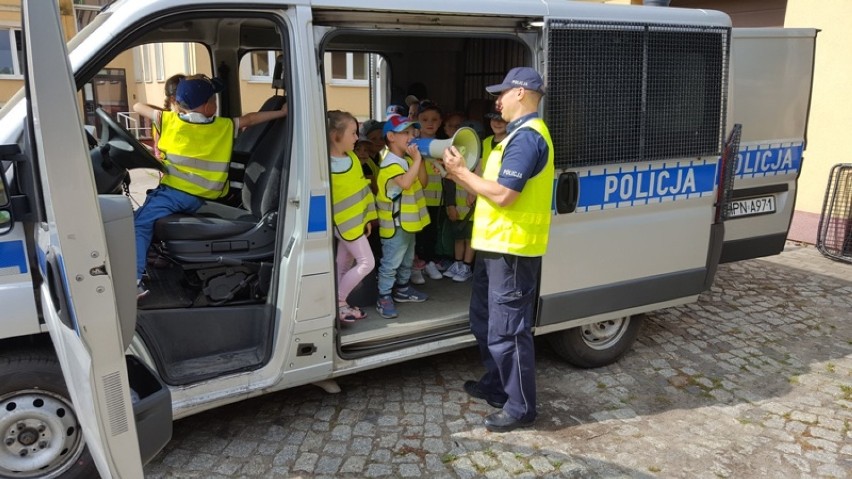 Pruszcz Gdański: Dzieci z przedszkola odwiedziły policjantów. Najbardziej spodobał się radiowóz i megafon [ZDJĘCIA]