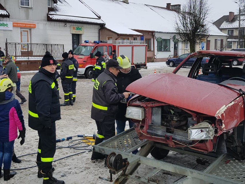 WOŚP w Raczkach: Druhowie z OSP Raczki uczą mieszkańców udzielania pierwszej pomocy (zdjęcia) 