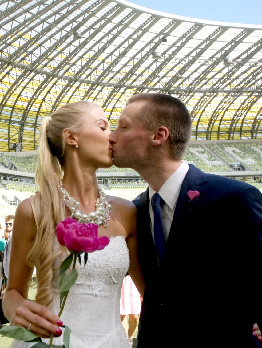 Ślub na PGE Arenie Gdańsk. Państwo młodzi złożyli dziś przysięgę na murawie stadionu [ZDJĘCIA]