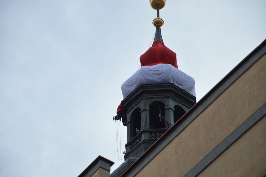 Czapka Mikołaja jest już na wieży ratuszowej [FOTO]