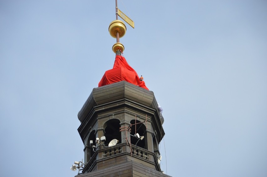 Czapka Mikołaja jest już na wieży ratuszowej [FOTO]