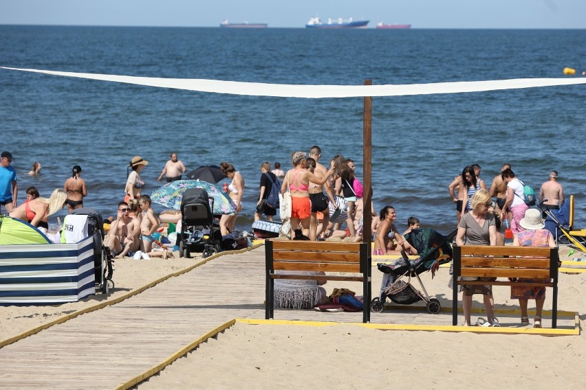 Otwarto plażę przyjazną dla niepełnosprawnych. Brzeźno ze specjalną infrastrukturą i amfibią