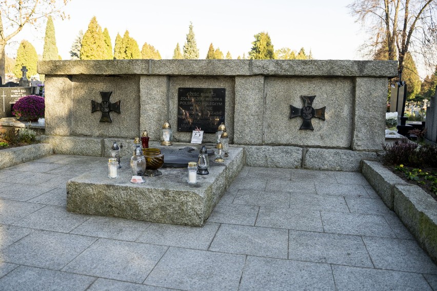 Chrzanów. Żołnierze piechoty uporządkowali groby poległych podczas wojny żołnierzy [ZDJĘCIA] 