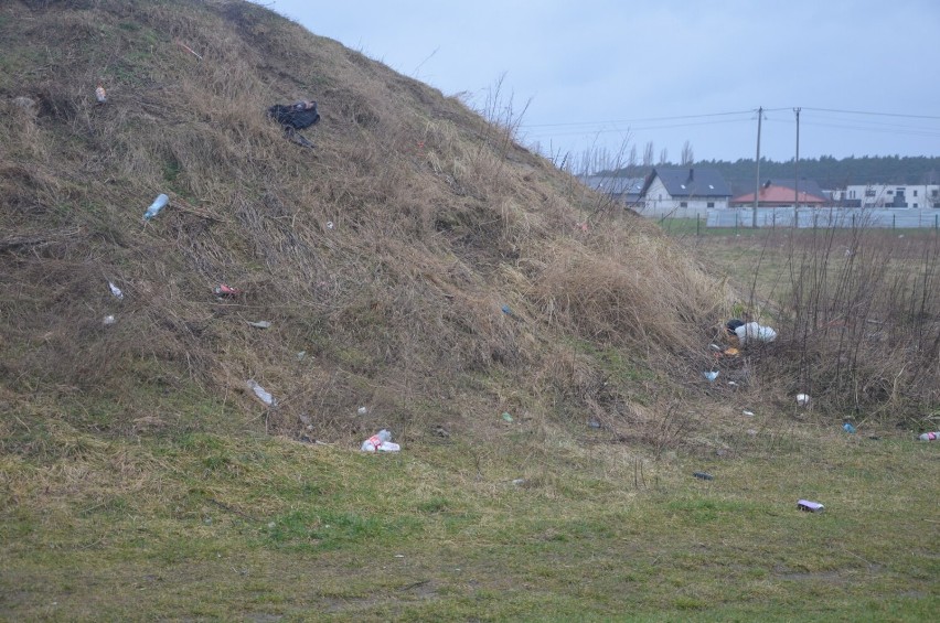Przy Osiedlu Wojska Polskiego rośnie góra śmieci