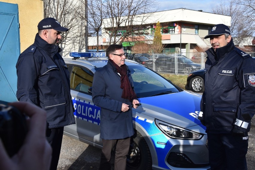 Libiąż. Policjanci z wydziału kryminalnego otrzymali nowy samochód 