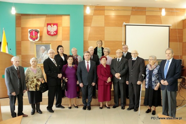 W staszowskim urzędzie pojawiło się 7 z 15 świętujących par.