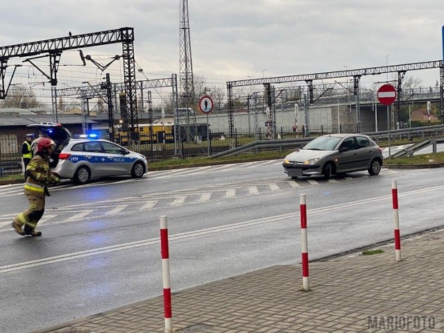 Wypadek w Opolu. Na ulicy Armii Krajowej zderzyły się osob&oacute;wka i motocykl