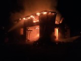 Wieczorem w Piotrach spłonął budynek gospodarczy [ZDJĘCIA]
