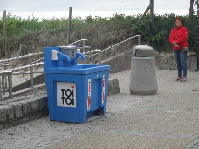 W uczęszczanych miejscach w Ustce ustawiono umywalki do dezynfekcji rąk. Urządzenia stoją przy wejściach m.in. przy wejściach na obie plaże.