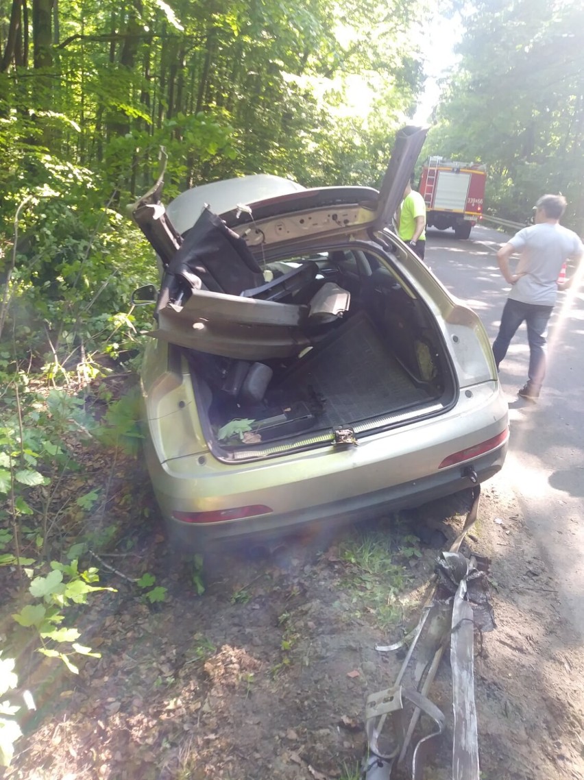 Wypadek w Jodłownie, gm. Przywidz. Bariera energochłonna wbiła się w samochód aż do bagażnika |ZDJĘCIA