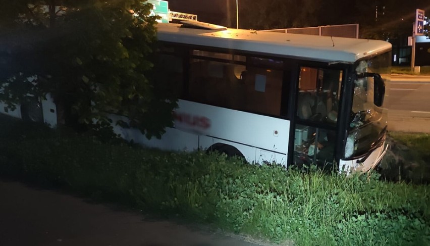 Wypadek autobusu na Ursynowie. "Staranował barierki i wjechał do rowu"