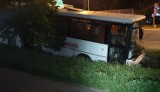 Wypadek autobusu na Ursynowie. "Staranował barierki i wjechał do rowu". Kierowca miał ponad 2,5 promila alkoholu 