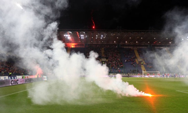 Podczas sobotniego spotkania pomiędzy Wisłą Kraków a Ruchem Chorzów (0:1) na murawę i trybunę stadionu poleciały race. Wystrzelili je kibice, którzy nie zostali wpuszczeni na stadion