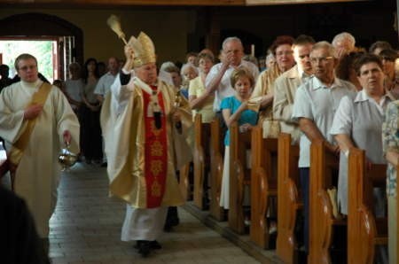 Ks. abp. Tadeusz Gocłowski w ramach konsekracji namaścił ołtarz olejem krzyżma św. FOT. JOANNA KIELAS