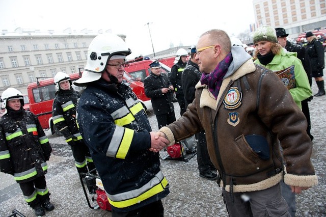 W sobotę, 18 grudnia, na Placu Marszałka Józefa Piłsudskiego w Warszawie, odbyła się uroczystość przekazania sprzętu zakupionego przez Wielką Orkiestrę Świątecznej Pomocy jednostkom Ochotniczych Straży Pożarnych.Wśród szczęśliwych odbiorców byli strażacy-