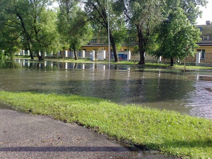 Całkowicie zalana ulica Krasickiego w Będzinie