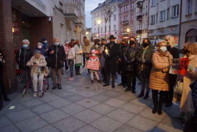 Ani jednej więcej. Protest w Kaliszu po śmierci 30-letniej Izabeli z Pszczyny