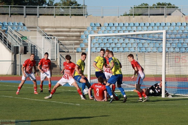 31. kolejkę 4. ligi rozpoczął piątkowy mecz we Włocławku na stadionie OSiR przy Leśnej