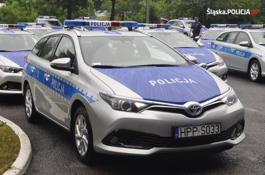 Śląska policja przesiada się na hybrydy. Komenda dostała 43 nowe radiowozy [ZDJĘCIA, WIDEO]