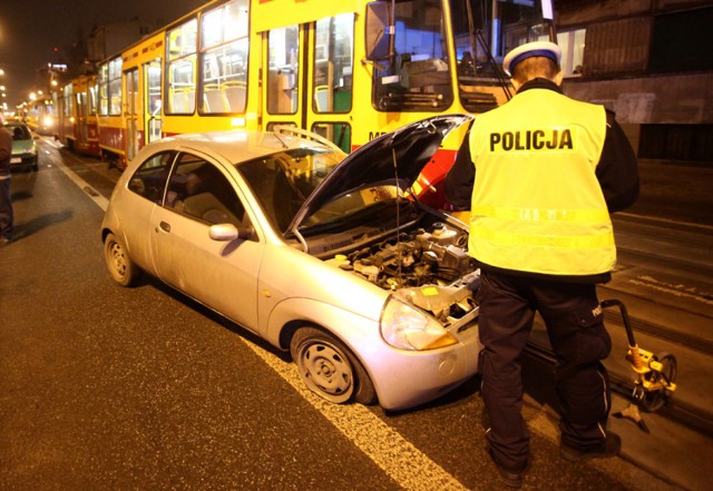 Zderzenie tramwaju z samochodem na Piotrkowskiej w Łodzi