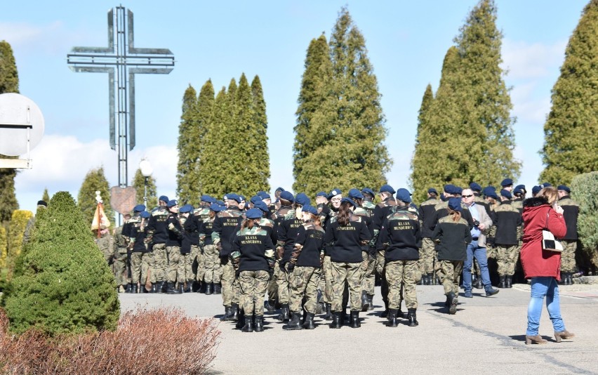 Mariusz Błaszczak z wizytą na Podkarpaciu. Uczestniczył w ślubowaniu klas mundurowych w Michalickim Zespole Szkół Ponadgimnazjalnych [FOTO]