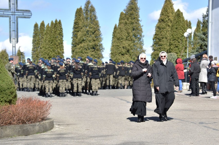 Mariusz Błaszczak z wizytą na Podkarpaciu. Uczestniczył w ślubowaniu klas mundurowych w Michalickim Zespole Szkół Ponadgimnazjalnych [FOTO]