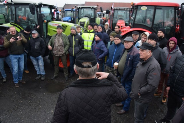 Rolnicy z powiatu kłobuckiego wyjechali ciągnikami na drogę krajową nr 43 w ramach protestu przeciwko niekontrolowanemu sprowadzaniu produktów rolnych z Ukrainy oraz polityce UE wobec rolników.