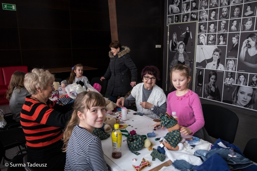 To już przedostatnie dni ferii w Stargardzkim Centrum Kultury. Ubranka z UTW, kartki z Bramą i biżuteria z UTW [ZDJĘCIA, WIDEO]