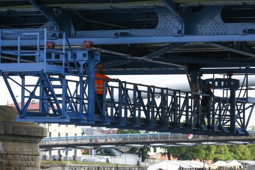 Kraków. Wielka fuszerka na moście Piłsudskiego. Obiekt do naprawy niecały rok po przebudowie [ZDJĘCIA]