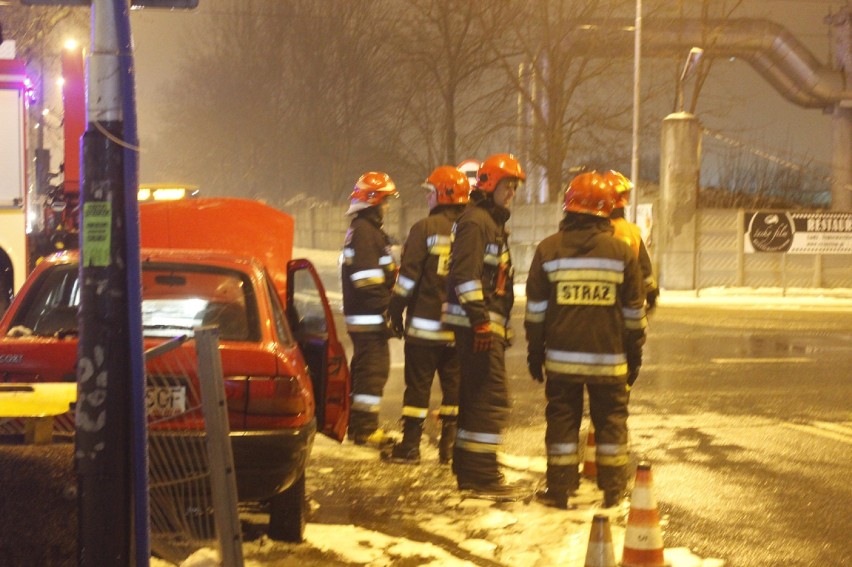 Wypadek: Pijany kierowca doprowadził do zderzenia na ul.Tymienieckiego w Łodzi [ZDJĘCIA]