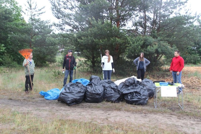 Łącznie w akcji sprzątania lasku w Rzepinie wzięło udział 8 osób, w tym tylko 2 mieszkańców