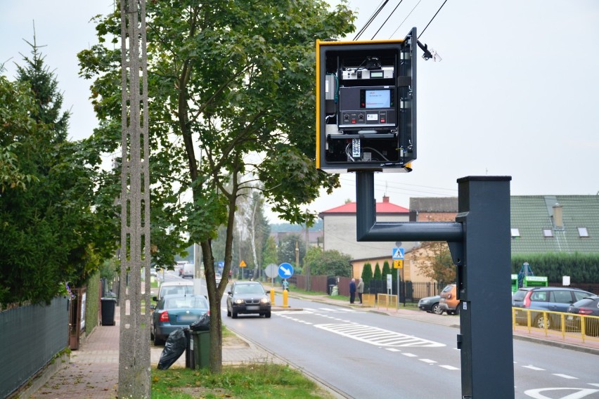 Nowe fotoradary sa obecnie montowane przy drogach. Ma ich...