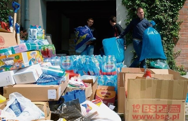 Wczoraj około godziny 14 w poznańskiej siedzibie Caritasu ładowano dary na samochód, który pojechał do Winowa koło Opola