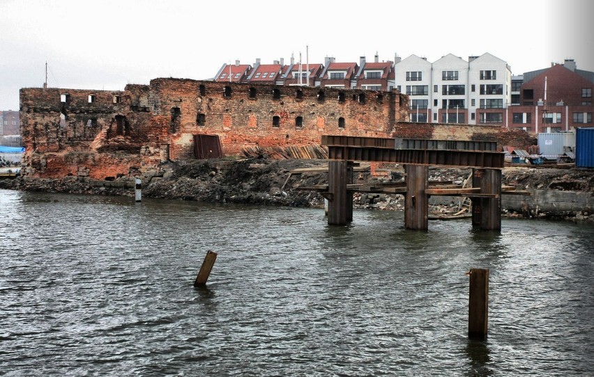 Gdańsk: Prace na Wyspie Spichrzów. Wyciąganie starych pali z Motławy [ZDJĘCIA]