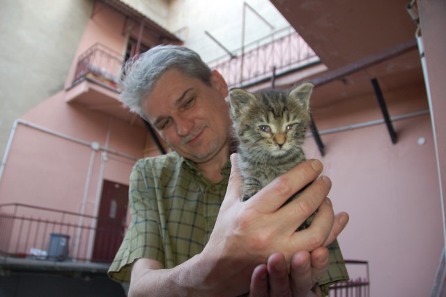 Mariusz Ryś z uratowanym kotkiem. - Los chciał, aby wpadł w moje ręce. Od razu polubiliśmy się. W końcu jesteśmy z tej samej... kociej rodziny. Nie bez powodu na nazwisko mam Ryś - uśmiecha się