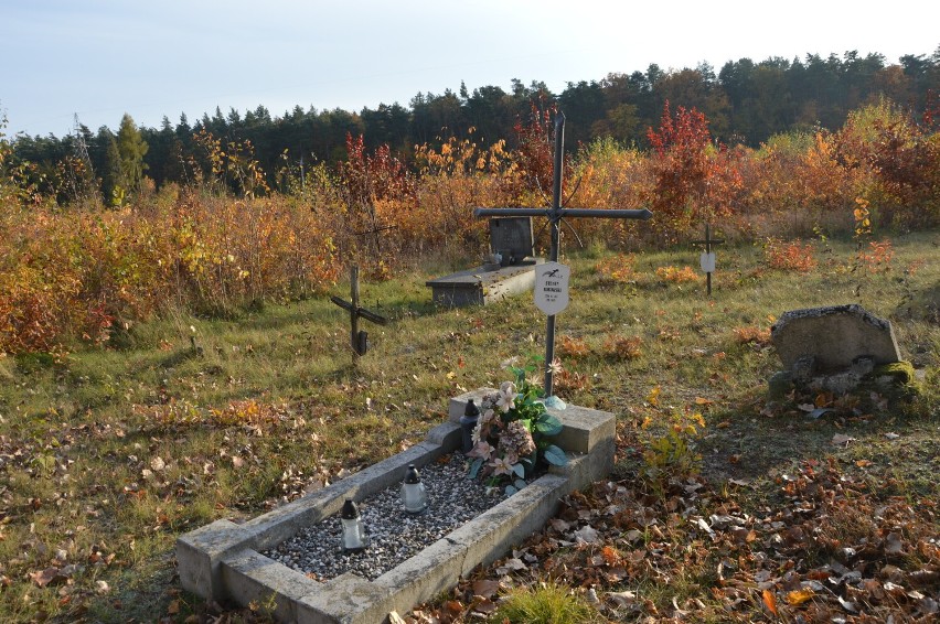 Wszystkich Świętych w Tomaszowie. Najsmutniejsza kwatera na tomaszowskich cmentarzach. O tych grobach mało kto pamięta [ZDJĘCIA]