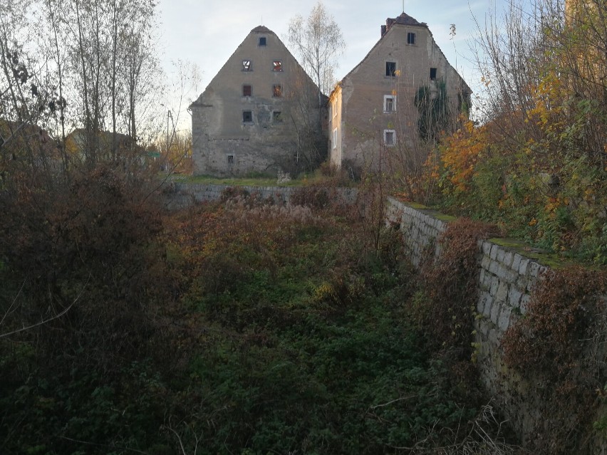 Fosa, która otacza zamek