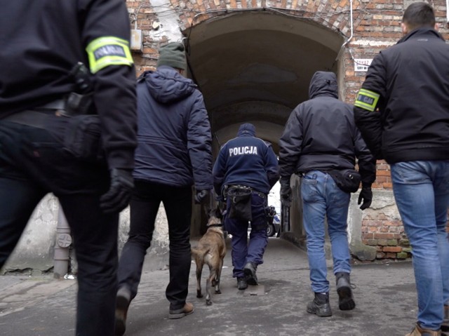 Policjanci z Warszawy zatrzymali 22-latka, który na jednym z podwórek przy ulicy Brzeskiej, na strychu lokalu oraz w komórkach lokatorskich przechowywał 8,5 środków odurzających.
