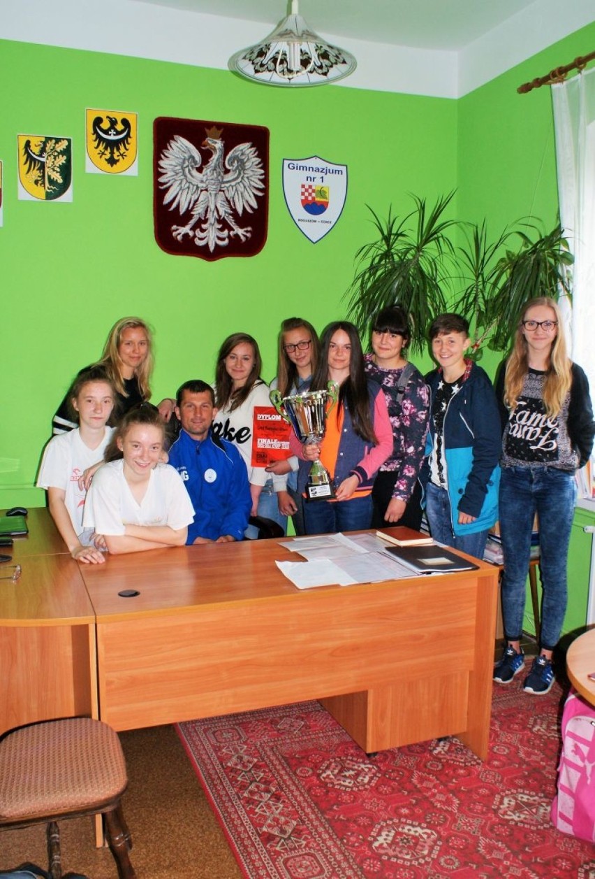 Dziewczęta z Gimnazjum nr 1 w Boguszowie-Gorcach wygrały dolnośląski finał Coca-Cola Cup