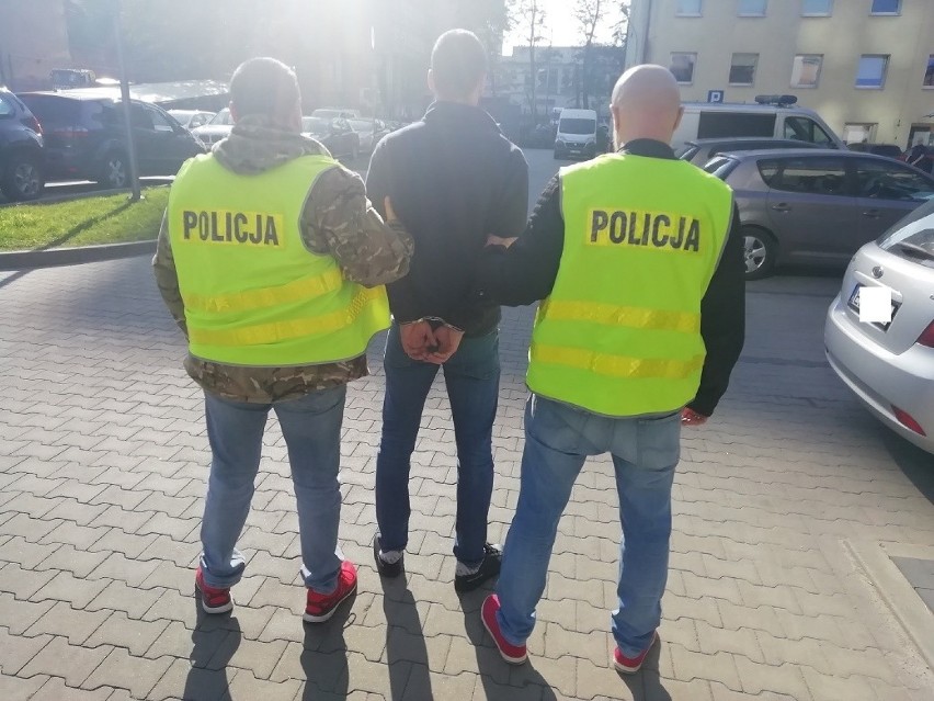 W Łodzi wpadli oszuści, którzy oszukiwali stosując metodę "na policjanta". Złodziejski duet wpadł w Warszawie