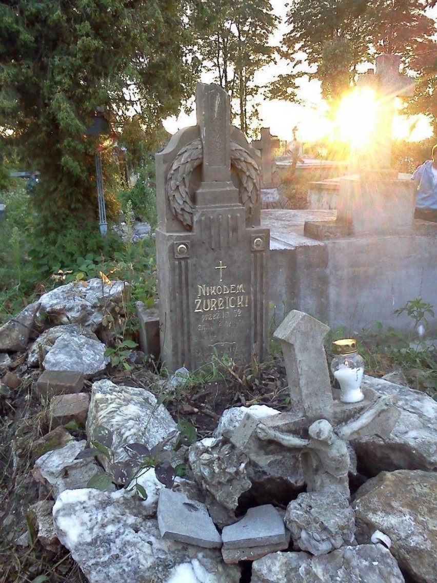 Jeden z nagrobków na cmentarzu w Tłumaczu. Jego postawienie...