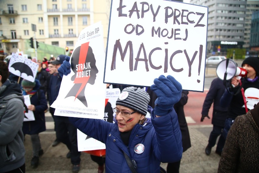 Czarny Piątek w Warszawie. Demonstracja na Świętokrzyskiej....