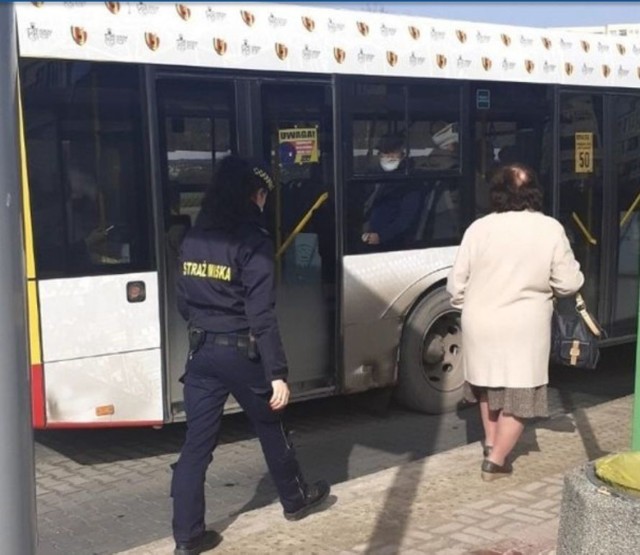 Straż Miejska w Kielcach sprawdza czy pasażerowie miejskich autobusów mają zasłonięte usta i nos obowiązkowymi maseczkami.