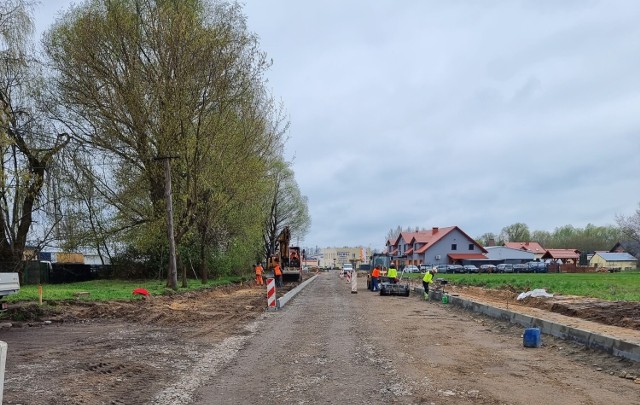 Trwa budowa ulicy bocznej na odcinku od nowo projektowanej drogi gminnej do ulicy Kilińskiego w Ostrowcu Świętokrzyskim. Zobacz jak idą prace