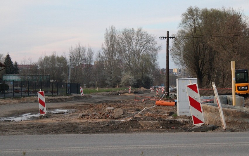 W Ostrowcu Świętokrzyskim trwa budowa łącznika od powstającej drogi gminnej do ulicy Kilińskiego. Zobacz na zdjęciach, jak idą prace
