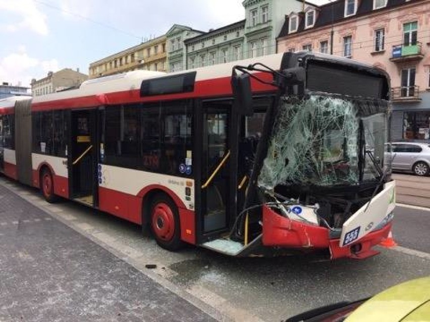 Wypadek w centrum Sosnowca: zderzenie autobusu z dostawczakiem. Są poszkodowani ZDJĘCIA